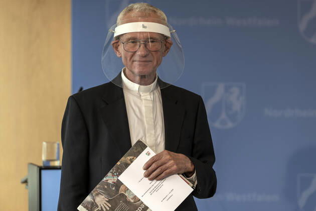 Verleihung des Landesverdienstordens Nordrhein-Westfalen am 01. Juli 2020 in Düsseldorf. Im Bild Pfarrer Franz Meurer im Vorfeld der Ordensverleihung. Meurer ist weit über sein Priesteramt hinaus bekannt für sein soziales Engagement in den Kölner Stadtteilen Vingst und Höhenberg. Anlässlich des siebzigsten Geburtstages der Landesverfassung Nordrhein-Westfalens zeichnete NRW-Ministerpräsident Armin Laschet zehn Persönlichkeiten mit dem Verdienstorden des Landes für ihre Verdienste um das Gemeinwohl des Landes aus. Düsseldorf Nordrhein-Westfalen Deutschland