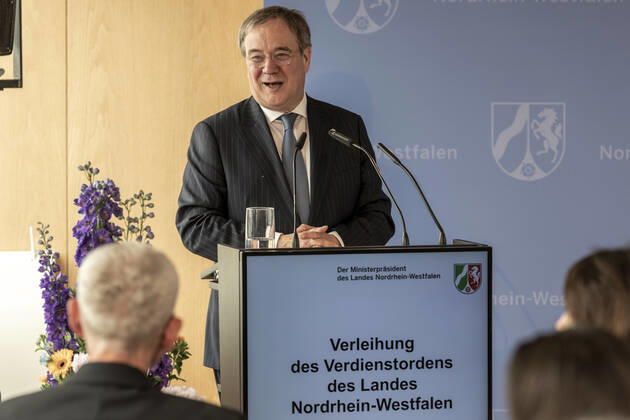 Verleihung des Landesverdienstordens Nordrhein-Westfalen am 01. Juli 2020 in Düsseldorf. Im Bild NRW-Ministerpräsident Armin Laschet bei der die Ordensverleihung begleitenden Laudatio. Anlässlich des siebzigsten Geburtstages der Landesverfassung Nordrhein-Westfalens zeichnete NRW-Ministerpräsident Armin Laschet zehn Persönlichkeiten mit dem Verdienstorden des Landes für ihre Verdienste um das Gemeinwohl des Landes aus. Düsseldorf Nordrhein-Westfalen Deutschland