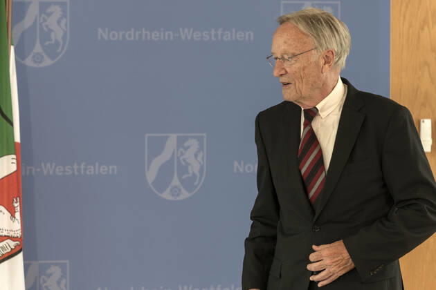 Verleihung des Landesverdienstordens Nordrhein-Westfalen am 01. Juli 2020 in Düsseldorf. Im Bild Dr. Franz-Josef Antwerpes während der Laudatio durch NRW-Ministerpräsident Armin Laschet. Antwerpes ist ehemaliger Regierungspräsident des Regierungsbezirkes Köln. Er setzte sich zu seiner Amtszeit mit spektakulären Aktionen für die Sicherheit im Verkehr ein und engagierte sich als Beiratsmitglied der AIDS-Hilfe Köln e.V. . Anlässlich des siebzigsten Geburtstages der Landesverfassung Nordrhein-Westfalens zeichnete NRW-Ministerpräsident Armin Laschet zehn Persönlichkeiten mit dem Verdienstorden des Landes für ihre Verdienste um das Gemeinwohl des Landes aus. Düsseldorf Nordrhein-Westfalen Deutschland