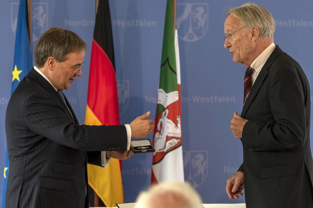 Verleihung des Landesverdienstordens Nordrhein-Westfalen am 01. Juli 2020 in Düsseldorf. Im Bild Dr. Franz-Josef Antwerpes (rechts) bei der Ordensverleihung durch NRW-Ministerpräsident Armin Laschet. Antwerpes ist ehemaliger Regierungspräsident des Regierungsbezirkes Köln. Er setzte sich zu seiner Amtszeit mit spektakulären Aktionen für die Sicherheit im Verkehr ein und engagierte sich als Beiratsmitglied der AIDS-Hilfe Köln e.V. . Anlässlich des siebzigsten Geburtstages der Landesverfassung Nordrhein-Westfalens zeichnete NRW-Ministerpräsident Armin Laschet zehn Persönlichkeiten mit dem Verdienstorden des Landes für ihre Verdienste um das Gemeinwohl des Landes aus. Düsseldorf Nordrhein-Westfalen Deutschland