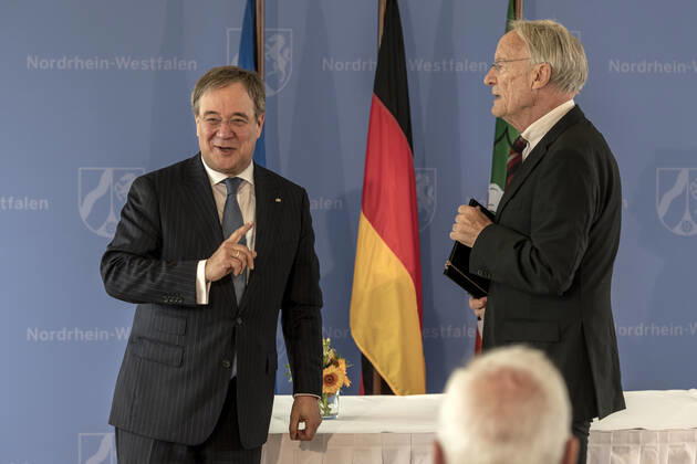 Verleihung des Landesverdienstordens Nordrhein-Westfalen am 01. Juli 2020 in Düsseldorf. Im Bild Dr. Franz-Josef Antwerpes (rechts) bei der Ordensverleihung durch NRW-Ministerpräsident Armin Laschet. Antwerpes ist ehemaliger Regierungspräsident des Regierungsbezirkes Köln. Er setzte sich zu seiner Amtszeit mit spektakulären Aktionen für die Sicherheit im Verkehr ein und engagierte sich als Beiratsmitglied der AIDS-Hilfe Köln e.V. . Anlässlich des siebzigsten Geburtstages der Landesverfassung Nordrhein-Westfalens zeichnete NRW-Ministerpräsident Armin Laschet zehn Persönlichkeiten mit dem Verdienstorden des Landes für ihre Verdienste um das Gemeinwohl des Landes aus. Düsseldorf Nordrhein-Westfalen Deutschland