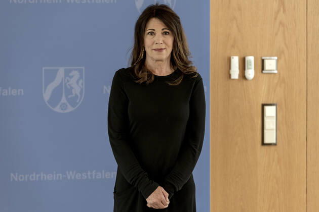 Verleihung des Landesverdienstordens Nordrhein-Westfalen am 01. Juli 2020 in Düsseldorf. Im Bild die Schauspielerin Iris Berben während der Laudatio zur Ordensverleihung durch NRW-Ministerpräsident Armin Kaschet. Berben unterstützt seit zwanzig Jahren den Verein Gesicht zeigen! und war Kuratoriumsmitglied der Deutschen AIDS-Stiftung. Anlässlich des siebzigsten Geburtstages der Landesverfassung Nordrhein-Westfalens zeichnete NRW-Ministerpräsident Armin Laschet zehn Persönlichkeiten mit dem Verdienstorden des Landes für ihre Verdienste um das Gemeinwohl des Landes aus. Düsseldorf Nordrhein-Westfalen Deutschland