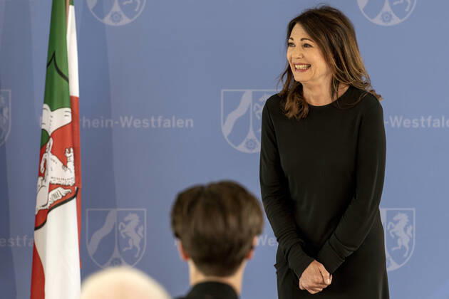 Entertainment Themen der Woche KW27 Entertainment Bilder des Tages Verleihung des Landesverdienstordens Nordrhein-Westfalen am 01. Juli 2020 in Düsseldorf. Im Bild die Schauspielerin Iris Berben während der Laudatio zur Ordensverleihung durch NRW-Ministerpräsident Armin Kaschet. Berben unterstützt seit zwanzig Jahren den Verein Gesicht zeigen! und war Kuratoriumsmitglied der Deutschen AIDS-Stiftung. Anlässlich des siebzigsten Geburtstages der Landesverfassung Nordrhein-Westfalens zeichnete NRW-Ministerpräsident Armin Laschet zehn Persönlichkeiten mit dem Verdienstorden des Landes für ihre Verdienste um das Gemeinwohl des Landes aus. Düsseldorf Nordrhein-Westfalen Deutschland