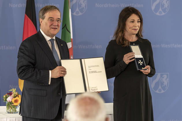 Verleihung des Landesverdienstordens Nordrhein-Westfalen am 01. Juli 2020 in Düsseldorf. Die Schauspielerin Iris Berben bekommt von NRW-Ministerpräsident Armin Laschet den Orden überreicht. Berben unterstützt seit zwanzig Jahren den Verein Gesicht zeigen! und war Kuratoriumsmitglied der Deutschen AIDS-Stiftung. Anlässlich des siebzigsten Geburtstages der Landesverfassung Nordrhein-Westfalens zeichnete NRW-Ministerpräsident Armin Laschet zehn Persönlichkeiten mit dem Verdienstorden des Landes für ihre Verdienste um das Gemeinwohl des Landes aus. Düsseldorf Nordrhein-Westfalen Deutschland