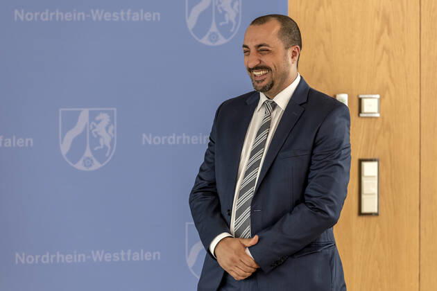 Verleihung des Landesverdienstordens Nordrhein-Westfalen am 01. Juli 2020 in Düsseldorf. Im Bild Samy Charchira während der Laudatio zur Ordensverleihung durch NRW-Ministerpräsident Armin Kaschet. Charchira ist Sachverständiger der Deutschen Islamkonferenz und Vorstandsmitglied des Deutschen Paritätischen Wohlfahrtsverbandes Nordrhein-Westfalen. Er setzt sich für die friedliche Koexistenz von Kulturen und Religionen ein. Anlässlich des siebzigsten Geburtstages der Landesverfassung Nordrhein-Westfalens zeichnete NRW-Ministerpräsident Armin Laschet zehn Persönlichkeiten mit dem Verdienstorden des Landes für ihre Verdienste um das Gemeinwohl des Landes aus. Düsseldorf Nordrhein-Westfalen Deutschland