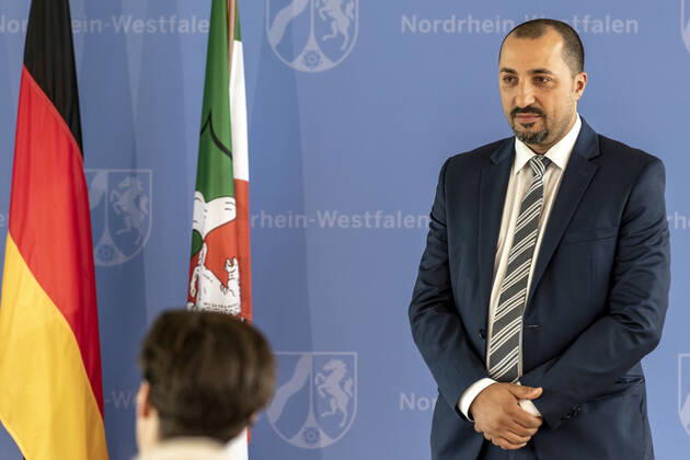 Verleihung des Landesverdienstordens Nordrhein-Westfalen am 01. Juli 2020 in Düsseldorf. Im Bild Samy Charchira während der Laudatio zur Ordensverleihung durch NRW-Ministerpräsident Armin Kaschet. Charchira ist Sachverständiger der Deutschen Islamkonferenz und Vorstandsmitglied des Deutschen Paritätischen Wohlfahrtsverbandes Nordrhein-Westfalen. Er setzt sich für die friedliche Koexistenz von Kulturen und Religionen ein. Anlässlich des siebzigsten Geburtstages der Landesverfassung Nordrhein-Westfalens zeichnete NRW-Ministerpräsident Armin Laschet zehn Persönlichkeiten mit dem Verdienstorden des Landes für ihre Verdienste um das Gemeinwohl des Landes aus. Düsseldorf Nordrhein-Westfalen Deutschland