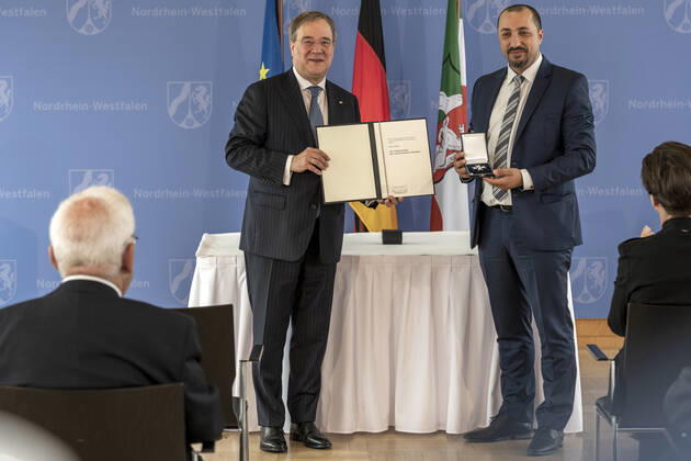 Verleihung des Landesverdienstordens Nordrhein-Westfalen am 01. Juli 2020 in Düsseldorf. Samy Charchira (rechts) bekommt von NRW-Ministerpräsident Armin Laschet den Orden überreicht. Charchira ist Sachverständiger der Deutschen Islamkonferenz und Vorstandsmitglied des Deutschen Paritätischen Wohlfahrtsverbandes Nordrhein-Westfalen. Er setzt sich für die friedliche Koexistenz von Kulturen und Religionen ein. Anlässlich des siebzigsten Geburtstages der Landesverfassung Nordrhein-Westfalens zeichnete NRW-Ministerpräsident Armin Laschet zehn Persönlichkeiten mit dem Verdienstorden des Landes für ihre Verdienste um das Gemeinwohl des Landes aus. Düsseldorf Nordrhein-Westfalen Deutschland