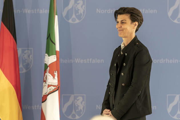 Verleihung des Landesverdienstordens Nordrhein-Westfalen am 01. Juli 2020 in Düsseldorf. Im Bild die Journalistin und Reporterin Dr. Carolin Emcke während der Laudatio zur Ordensverleihung durch NRW-Ministerpräsident Armin Kaschet. Emcke berichtete jahrelang aus Kriegs- und Krisengebieten. Sie analysiert heute das aktuelle Zeitgeschehen und ist Trägerin des Friedenspreises des Deutschen Buchhandels. Anlässlich des siebzigsten Geburtstages der Landesverfassung Nordrhein-Westfalens zeichnete NRW-Ministerpräsident Armin Laschet zehn Persönlichkeiten mit dem Verdienstorden des Landes für ihre Verdienste um das Gemeinwohl des Landes aus. Düsseldorf Nordrhein-Westfalen Deutschland