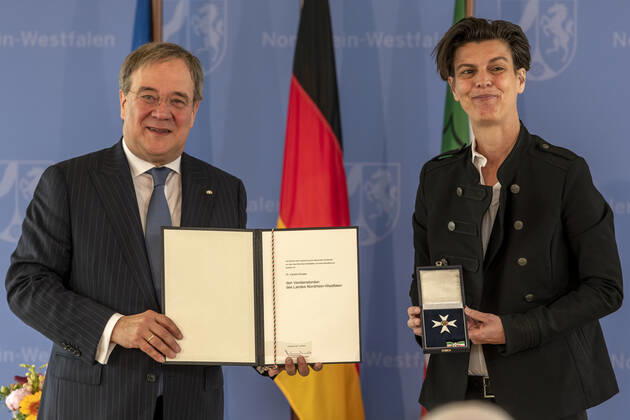 Verleihung des Landesverdienstordens Nordrhein-Westfalen am 01. Juli 2020 in Düsseldorf. Die Journalistin und Reporterin Dr. Carolin Emcke bekommt von NRW-Ministerpräsident Armin Kaschet den Orden überreicht. Emcke berichtete jahrelang aus Kriegs- und Krisengebieten. Sie analysiert heute das aktuelle Zeitgeschehen und ist Trägerin des Friedenspreises des Deutschen Buchhandels. Anlässlich des siebzigsten Geburtstages der Landesverfassung Nordrhein-Westfalens zeichnete NRW-Ministerpräsident Armin Laschet zehn Persönlichkeiten mit dem Verdienstorden des Landes für ihre Verdienste um das Gemeinwohl des Landes aus. Düsseldorf Nordrhein-Westfalen Deutschland