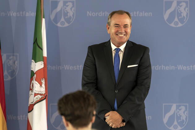 Verleihung des Landesverdienstordens Nordrhein-Westfalen am 01. Juli 2020 in Düsseldorf. Im Bild der Journalist und das Gesicht des RTL-Morgenmagazins Wolfram Kons während während der Laudatio zur Ordensverleihung durch NRW-Ministerpräsident Armin Kaschet. Kons ist der Erfinder und Moderator des RTL-Spendenmarathons. Zugleich engagiert er sich für notleidende Kinder innerhalb der Stiftung RTL - Wir helfen Kindern e.V. . Anlässlich des siebzigsten Geburtstages der Landesverfassung Nordrhein-Westfalens zeichnete NRW-Ministerpräsident Armin Laschet zehn Persönlichkeiten mit dem Verdienstorden des Landes für ihre Verdienste um das Gemeinwohl des Landes aus. Düsseldorf Nordrhein-Westfalen Deutschland