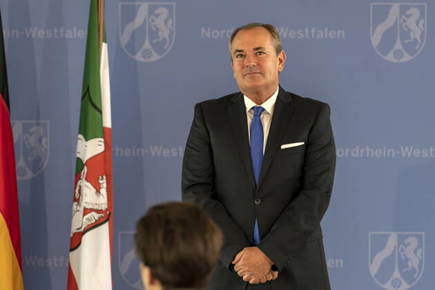 Verleihung des Landesverdienstordens Nordrhein-Westfalen am 01. Juli 2020 in Düsseldorf. Im Bild der Journalist und das Gesicht des RTL-Morgenmagazins Wolfram Kons während während der Laudatio zur Ordensverleihung durch NRW-Ministerpräsident Armin Kaschet. Kons ist der Erfinder und Moderator des RTL-Spendenmarathons. Zugleich engagiert er sich für notleidende Kinder innerhalb der Stiftung RTL - Wir helfen Kindern e.V. . Anlässlich des siebzigsten Geburtstages der Landesverfassung Nordrhein-Westfalens zeichnete NRW-Ministerpräsident Armin Laschet zehn Persönlichkeiten mit dem Verdienstorden des Landes für ihre Verdienste um das Gemeinwohl des Landes aus. Düsseldorf Nordrhein-Westfalen Deutschland