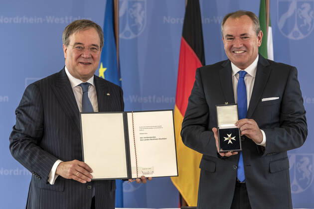 Verleihung des Landesverdienstordens Nordrhein-Westfalen am 01. Juli 2020 in Düsseldorf. Der Journalist und das Gesicht des RTL-Morgenmagazins Wolfram Kons (rechts) bekommt von NRW-Ministerpräsident Armin Kaschet den Orden überreicht. Kons ist der Erfinder und Moderator des RTL-Spendenmarathons. Zugleich engagiert er sich für notleidende Kinder innerhalb der Stiftung RTL - Wir helfen Kindern e.V. . Anlässlich des siebzigsten Geburtstages der Landesverfassung Nordrhein-Westfalens zeichnete NRW-Ministerpräsident Armin Laschet zehn Persönlichkeiten mit dem Verdienstorden des Landes für ihre Verdienste um das Gemeinwohl des Landes aus. Düsseldorf Nordrhein-Westfalen Deutschland