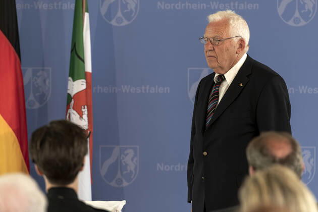 Verleihung des Landesverdienstordens Nordrhein-Westfalen am 01. Juli 2020 in Düsseldorf. Im Bild Klaus Kuhlmann, aktives Mitglied des Kanu-Club Friedrichsfeld und ehemaliger Leiter des Bezirks Niederrhein im Kanuverband NRW, während der Laudatio zur Ordensverleihung durch NRW-Ministerpräsident Armin Kaschet. Kuhlmann befasst sich intensiv mit Jugendarbeit. Anlässlich des siebzigsten Geburtstages der Landesverfassung Nordrhein-Westfalens zeichnete NRW-Ministerpräsident Armin Laschet zehn Persönlichkeiten mit dem Verdienstorden des Landes für ihre Verdienste um das Gemeinwohl des Landes aus. Düsseldorf Nordrhein-Westfalen Deutschland