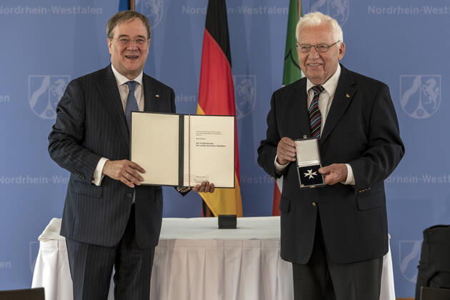 Verleihung des Landesverdienstordens Nordrhein-Westfalen am 01. Juli 2020 in Düsseldorf. Klaus Kuhlmann (rechts) bekommt von NRW-Ministerpräsident Armin Laschet den Orden überreicht. Kuhlmann ist aktives Mitglied des Kanu-Club Friedrichsfeld und ehemaliger Leiter des Bezirks Niederrhein im Kanuverband NRW. Er befasst sich intensiv mit Jugendarbeit. Anlässlich des siebzigsten Geburtstages der Landesverfassung Nordrhein-Westfalens zeichnete NRW-Ministerpräsident Armin Laschet zehn Persönlichkeiten mit dem Verdienstorden des Landes für ihre Verdienste um das Gemeinwohl des Landes aus. Düsseldorf Nordrhein-Westfalen Deutschland
