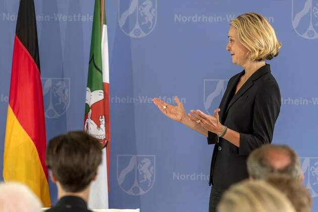 Verleihung des Landesverdienstordens Nordrhein-Westfalen am 01. Juli 2020 in Düsseldorf. Im Bild die Kommunikationswissenschaftlerin, ehemalige Staatssekretärin für Medien sowie NRW-Regierungssprecherin Prof. Dr. Miriam Meckel während der Laudatio zur Ordensverleihung durch NRW-Ministerpräsident Armin Kaschet. Meckel war Herausgeberin der Wirtschaftswoche und ist Mitglied der Deutschen Gesellschaft für Publizistik und Kommunikationswissenschaft. Sie engagiert sich ehrenamtlich im Hospiz eines Krankenhauses. Anlässlich des siebzigsten Geburtstages der Landesverfassung Nordrhein-Westfalens zeichnete NRW-Ministerpräsident Armin Laschet zehn Persönlichkeiten mit dem Verdienstorden des Landes für ihre Verdienste um das Gemeinwohl des Landes aus.