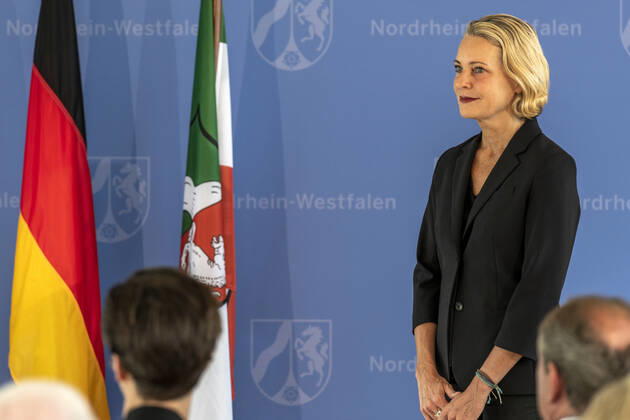 Verleihung des Landesverdienstordens Nordrhein-Westfalen am 01. Juli 2020 in Düsseldorf. Im Bild die Kommunikationswissenschaftlerin, ehemalige Staatssekretärin für Medien sowie NRW-Regierungssprecherin Prof. Dr. Miriam Meckel während der Laudatio zur Ordensverleihung durch NRW-Ministerpräsident Armin Kaschet. Meckel war Herausgeberin der Wirtschaftswoche und ist Mitglied der Deutschen Gesellschaft für Publizistik und Kommunikationswissenschaft. Sie engagiert sich ehrenamtlich im Hospiz eines Krankenhauses. Anlässlich des siebzigsten Geburtstages der Landesverfassung Nordrhein-Westfalens zeichnete NRW-Ministerpräsident Armin Laschet zehn Persönlichkeiten mit dem Verdienstorden des Landes für ihre Verdienste um das Gemeinwohl des Landes aus.