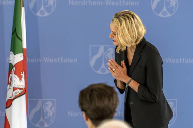 Verleihung des Landesverdienstordens Nordrhein-Westfalen am 01. Juli 2020 in Düsseldorf. Im Bild die Kommunikationswissenschaftlerin, ehemalige Staatssekretärin für Medien sowie NRW-Regierungssprecherin Prof. Dr. Miriam Meckel während der Laudatio zur Ordensverleihung durch NRW-Ministerpräsident Armin Kaschet. Meckel war Herausgeberin der Wirtschaftswoche und ist Mitglied der Deutschen Gesellschaft für Publizistik und Kommunikationswissenschaft. Sie engagiert sich ehrenamtlich im Hospiz eines Krankenhauses. Anlässlich des siebzigsten Geburtstages der Landesverfassung Nordrhein-Westfalens zeichnete NRW-Ministerpräsident Armin Laschet zehn Persönlichkeiten mit dem Verdienstorden des Landes für ihre Verdienste um das Gemeinwohl des Landes aus.