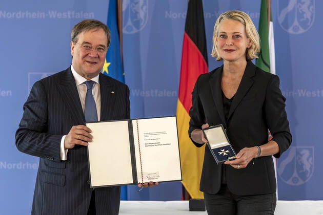 Verleihung des Landesverdienstordens Nordrhein-Westfalen am 01. Juli 2020 in Düsseldorf. Die Kommunikationswissenschaftlerin, ehemalige Staatssekretärin für Medien sowie NRW-Regierungssprecherin Prof. Dr. Miriam Meckel bekommt von NRW-Ministerpräsident Armin Laschet den Orden überreicht. Meckel war Herausgeberin der Wirtschaftswoche und ist Mitglied der Deutschen Gesellschaft für Publizistik und Kommunikationswissenschaft. Sie engagiert sich ehrenamtlich im Hospiz eines Krankenhauses. Anlässlich des siebzigsten Geburtstages der Landesverfassung Nordrhein-Westfalens zeichnete NRW-Ministerpräsident Armin Laschet zehn Persönlichkeiten mit dem Verdienstorden des Landes für ihre Verdienste um das Gemeinwohl des Landes aus. Düsseldorf Nordrhein