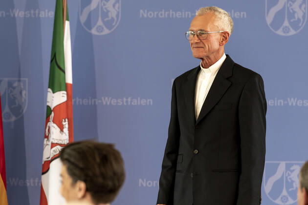 Verleihung des Landesverdienstordens Nordrhein-Westfalen am 01. Juli 2020 in Düsseldorf. Im Bild Pfarrer Franz Meurer während der Laudatio. Meurer ist weit über sein Priesteramt hinaus bekannt für sein soziales Engagement in den Kölner Stadtteilen Vingst und Höhenberg. Anlässlich des siebzigsten Geburtstages der Landesverfassung Nordrhein-Westfalens zeichnete NRW-Ministerpräsident Armin Laschet zehn Persönlichkeiten mit dem Verdienstorden des Landes für ihre Verdienste um das Gemeinwohl des Landes aus. Düsseldorf Nordrhein-Westfalen Deutschland