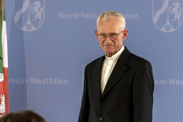 Verleihung des Landesverdienstordens Nordrhein-Westfalen am 01. Juli 2020 in Düsseldorf. Im Bild Pfarrer Franz Meurer während der Laudatio. Meurer ist weit über sein Priesteramt hinaus bekannt für sein soziales Engagement in den Kölner Stadtteilen Vingst und Höhenberg. Anlässlich des siebzigsten Geburtstages der Landesverfassung Nordrhein-Westfalens zeichnete NRW-Ministerpräsident Armin Laschet zehn Persönlichkeiten mit dem Verdienstorden des Landes für ihre Verdienste um das Gemeinwohl des Landes aus. Düsseldorf Nordrhein-Westfalen Deutschland