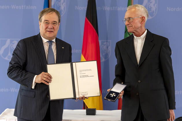 Verleihung des Landesverdienstordens Nordrhein-Westfalen am 01. Juli 2020 in Düsseldorf. Pfarrer Franz Meurer (rechts) bekommt von NRW-Ministerpräsident Armin Laschet den Orden überreicht. Meurer ist weit über sein Priesteramt hinaus bekannt für sein soziales Engagement in den Kölner Stadtteilen Vingst und Höhenberg. Anlässlich des siebzigsten Geburtstages der Landesverfassung Nordrhein-Westfalens zeichnete NRW-Ministerpräsident Armin Laschet zehn Persönlichkeiten mit dem Verdienstorden des Landes für ihre Verdienste um das Gemeinwohl des Landes aus. Düsseldorf Nordrhein-Westfalen Deutschland