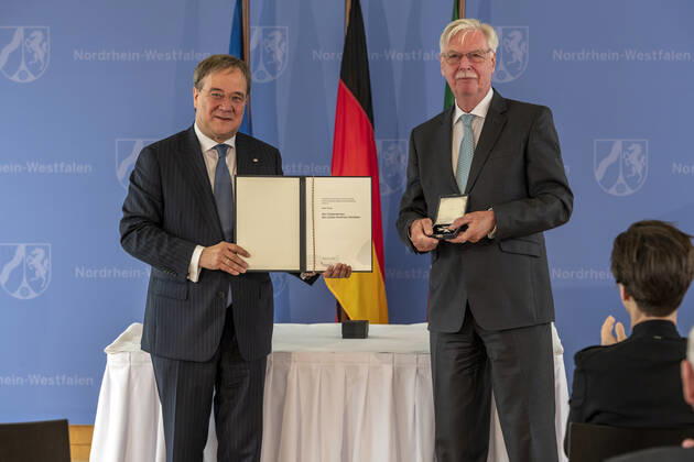 Verleihung des Landesverdienstordens Nordrhein-Westfalen am 01. Juli 2020 in Düsseldorf. Dieter Philipp (rechts) bekommt von NRW-Ministerpräsident Armin Laschet den Orden überreicht. der ehemalige Aachener Bürgermeister förderte während seiner Zeit als Präsident der Handwerkskammer Aachen den Nachwuchs und die Integration von Menschen mit Migrationshintergrund. Anlässlich des siebzigsten Geburtstages der Landesverfassung Nordrhein-Westfalens zeichnete NRW-Ministerpräsident Armin Laschet zehn Persönlichkeiten mit dem Verdienstorden des Landes für ihre Verdienste um das Gemeinwohl des Landes aus. Düsseldorf Nordrhein-Westfalen Deutschland