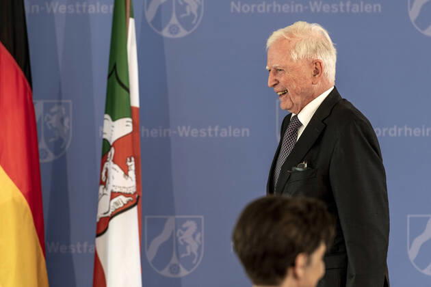 Verleihung des Landesverdienstordens Nordrhein-Westfalen am 01. Juli 2020 in Düsseldorf. Im Bild Prof. Dr. Harald Zur Hausen während der Laudatio. Zur Hausen erhielt im Oktober 2008 den Nobelpreis für Medizin für die Entwicklung eines Impfstoffes gegen Gebärmutterhalskrebs. Er arbeitet weiter in der Krebsforschung. Anlässlich des siebzigsten Geburtstages der Landesverfassung Nordrhein-Westfalens zeichnete NRW-Ministerpräsident Armin Laschet zehn Persönlichkeiten mit dem Verdienstorden des Landes für ihre Verdienste um das Gemeinwohl des Landes aus. Düsseldorf Nordrhein-Westfalen Deutschland