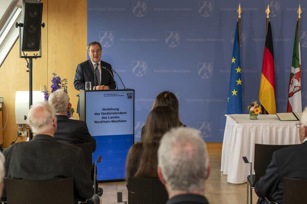 Verleihung des Landesverdienstordens Nordrhein-Westfalen am 01. Juli 2020 in Düsseldorf. Im Bild NRW-Ministerpräsident Armin Laschet bei der die Ordensverleihung begleitenden Laudatio. Anlässlich des siebzigsten Geburtstages der Landesverfassung Nordrhein-Westfalens zeichnete NRW-Ministerpräsident Armin Laschet zehn Persönlichkeiten mit dem Verdienstorden des Landes für ihre Verdienste um das Gemeinwohl des Landes aus. Düsseldorf Nordrhein-Westfalen Deutschland