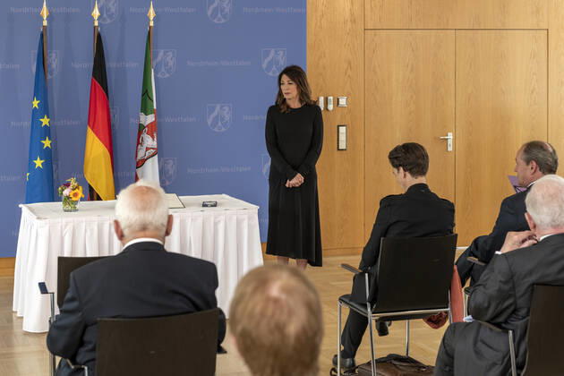 Verleihung des Landesverdienstordens Nordrhein-Westfalen am 01. Juli 2020 in Düsseldorf. Im Bild die Schauspielerin Iris Berben während der Laudatio zur Ordensverleihung durch NRW-Ministerpräsident Armin Kaschet. Berben unterstützt seit zwanzig Jahren den Verein Gesicht zeigen! und war Kuratoriumsmitglied der Deutschen AIDS-Stiftung. Anlässlich des siebzigsten Geburtstages der Landesverfassung Nordrhein-Westfalens zeichnete NRW-Ministerpräsident Armin Laschet zehn Persönlichkeiten mit dem Verdienstorden des Landes für ihre Verdienste um das Gemeinwohl des Landes aus. Düsseldorf Nordrhein-Westfalen Deutschland