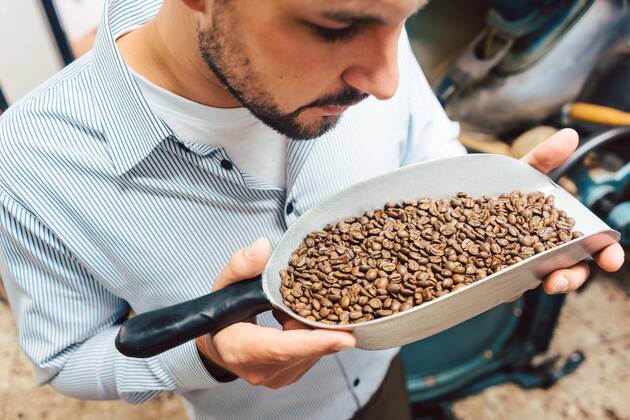  Man in coffee roastery with fresh beans Copyright: xKzenonx Panthermedia27400034 ,model released, Symbolfoto