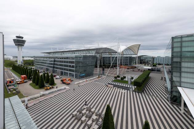 Auswirkungen Corona Flughafen München Im Bild Blick auf den Tower und das MABC Munich Airport Business Center Regenwolken bewölkt graue Wolken. München Flughafen München Bayer Deutschland Copyright: Passion2Press MarkusxFischerx