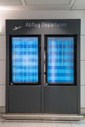 Auswirkungen Corona Flughafen München Im Bild Infoscreen Abflüge Abflug Terminal 2 T2. München Flughafen München Bayer Deutschland Copyright: Passion2Press MarkusxFischerx