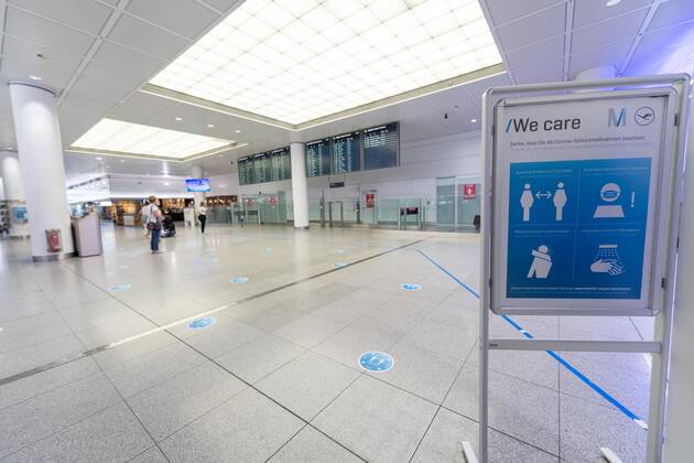 Auswirkungen Corona Flughafen München Im Bild Informationstafel We care Verhaltensregeln Maksenpflicht, Abstand, Mund- Naseschutz, Arbeuge Niesen, Hände waschen, Ankunftsbereich Empfang Ankunft Wartebereich. München Flughafen München Bayer Deutschland Copyright: Passion2Press MarkusxFischerx