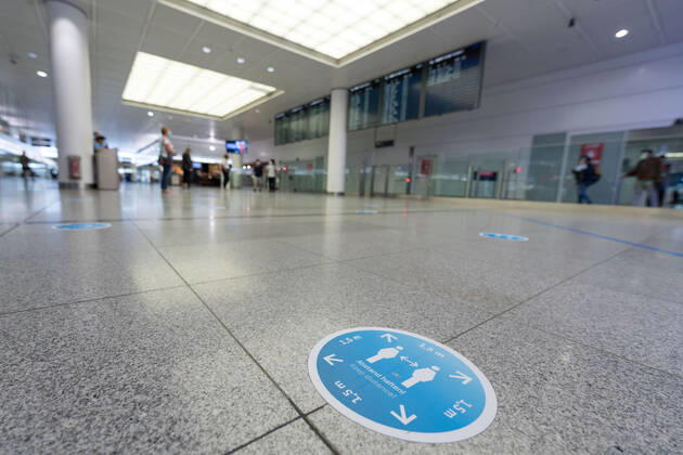 Auswirkungen Corona Flughafen München Im Bild Aufkleber Boden 1, 5 Meter Abstand Abstandsregel Empfangsbereich Ankunft Terminal 2 T2. München Flughafen München Bayer Deutschland Copyright: Passion2Press MarkusxFischerx