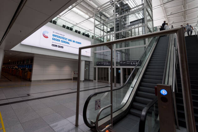 Auswirkungen Corona Flughafen München Im Bild Werbetafel Terminal 2 T2 Corona-Warn-App. München Flughafen München Bayer Deutschland Copyright: Passion2Press MarkusxFischerx