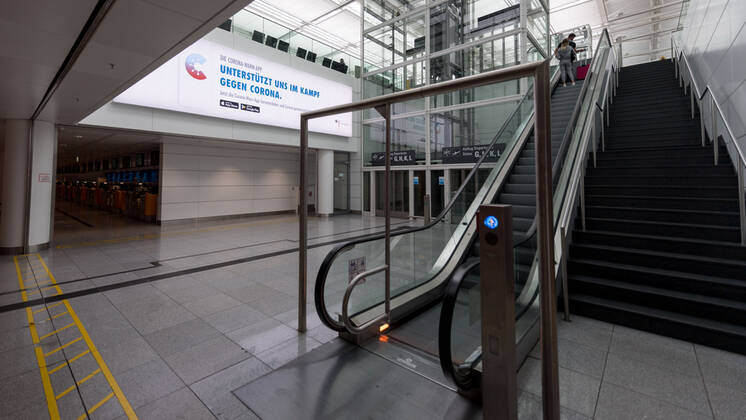Auswirkungen Corona Flughafen München Im Bild Werbetafel Terminal 2 T2 Corona-Warn-App. München Flughafen München Bayer Deutschland Copyright: Passion2Press MarkusxFischerx