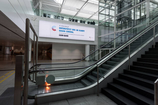 Auswirkungen Corona Flughafen München Im Bild Werbetafel Terminal 2 T2 Corona-Warn-App. München Flughafen München Bayer Deutschland Copyright: Passion2Press MarkusxFischerx