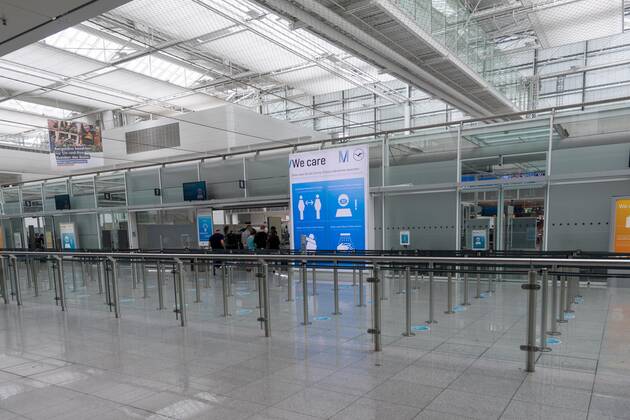 Auswirkungen Corona Flughafen München Im Bild Infoscreen Hinweis Verhaltensregeln bei Sicherheitskontrolle Abstand halten, Mund Nasenschutz, Niesen, Hände waschen. München Flughafen München Bayer Deutschland Copyright: Passion2Press MarkusxFischerx