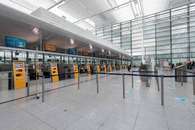 Auswirkungen Corona Flughafen München Im Bild fast leere Economy Gepäckaufgabe Lufthansa Terminal 2 T2. München Flughafen München Bayer Deutschland Copyright: Passion2Press MarkusxFischerx