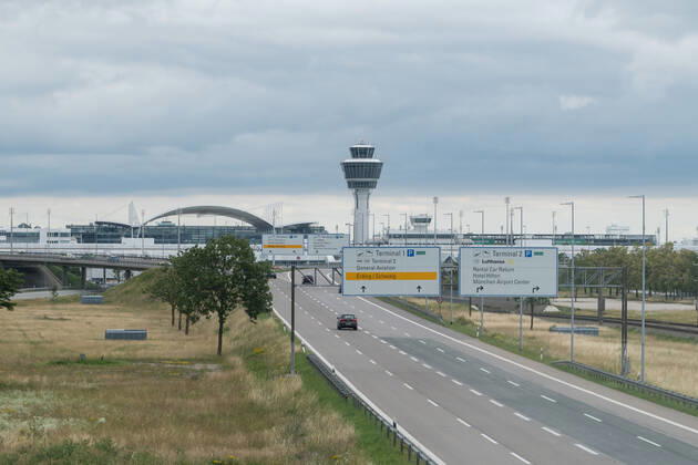 Auswirkungen Corona Flughafen München Im Bild Autobahn Zubringer Tower Terminal 1 Terminal 2 Beschilderung. München Flughafen München Bayer Deutschland Copyright: Passion2Press MarkusxFischerx