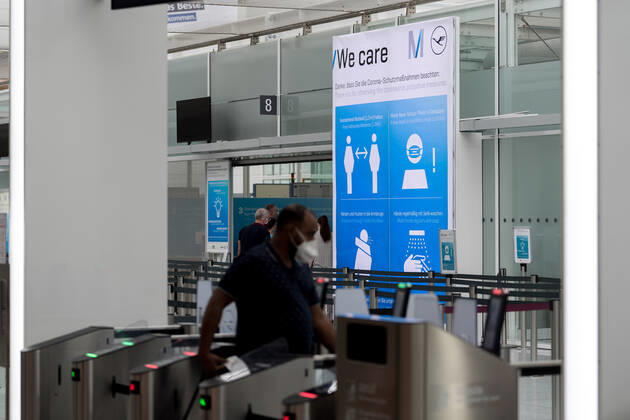 Auswirkungen Corona Flughafen München Im Bild Sicherheitshinweis Verhaltensregeln Abstand, Mund- Nasenmaske, Niesen Armbeuge, Hände waschen Sicherheitskontrolle Zugangskontrolle Terminal 2 T2. München Flughafen München Bayer Deutschland Copyright: Passion2Press MarkusxFischerx