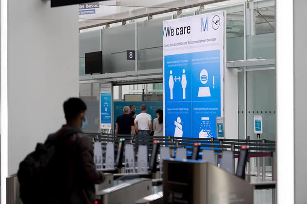 Auswirkungen Corona Flughafen München Im Bild Sicherheitshinweis Verhaltensregeln Abstand, Mund- Nasenmaske, Niesen Armbeuge, Hände waschen Sicherheitskontrolle Zugangskontrolle Terminal 2 T2. München Flughafen München Bayer Deutschland Copyright: Passion2Press MarkusxFischerx