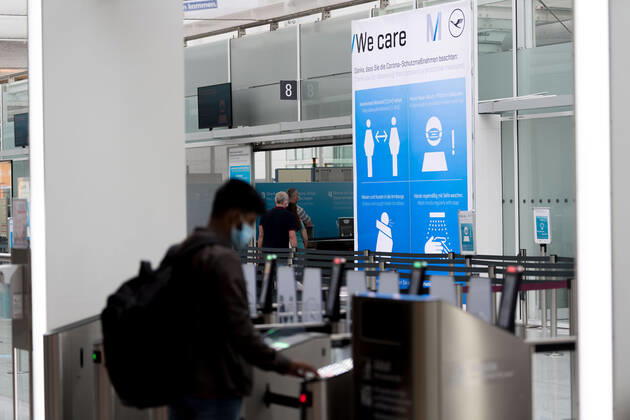 Auswirkungen Corona Flughafen München Im Bild Sicherheitshinweis Verhaltensregeln Abstand, Mund- Nasenmaske, Niesen Armbeuge, Hände waschen Sicherheitskontrolle Zugangskontrolle Terminal 2 T2. München Flughafen München Bayer Deutschland Copyright: Passion2Press MarkusxFischerx