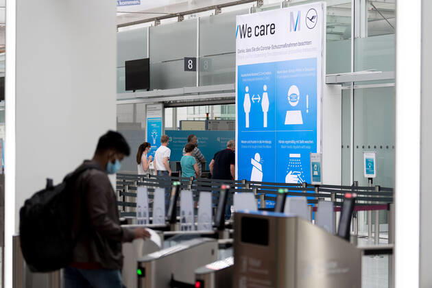 Auswirkungen Corona Flughafen München Im Bild Sicherheitshinweis Verhaltensregeln Abstand, Mund- Nasenmaske, Niesen Armbeuge, Hände waschen Sicherheitskontrolle Zugangskontrolle Terminal 2 T2. München Flughafen München Bayer Deutschland Copyright: Passion2Press MarkusxFischerx