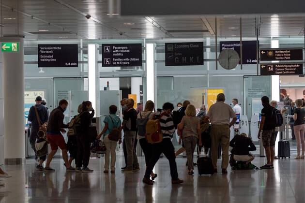 Auswirkungen Corona Flughafen München Im Bild Zugangskontrolle Sicherheitskontrolle einige Personen stehen an Gedränge Andrang. München Flughafen München Bayer Deutschland Copyright: Passion2Press MarkusxFischerx