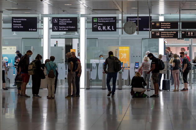Auswirkungen Corona Flughafen München Im Bild Zugangskontrolle Sicherheitskontrolle einige Personen stehen an Gedränge Andrang. München Flughafen München Bayer Deutschland Copyright: Passion2Press MarkusxFischerx
