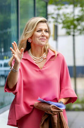 09-07-2020 Hilversum Queen Máxima arriving for the presentation of the online announcement with this year s ceremony is Buddies Are You Together (Maatjes ben je Samen) of the winners of the Apples of Orange of the Orange Fund at Studio 47 in Hilversum. Three congratulatory teams handed out the prizes to the winners on location. Due to the measures concerning the corona virus, the traditional presentation could not take place. The prizes are awarded to three initiatives that link volunteers for a longer period of time to people who can use extra help. The prize consists of a bronze statue and a sum of 15,000 euros.  Copyright: xPPEx