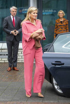 09-07-2020 Hilversum Queen Máxima and Dhr. Dick Benschop during the presentation of the online announcement with this year s ceremony is Buddies Are You Together (Maatjes ben je Samen) of the winners of the Apples of Orange of the Orange Fund at Studio 47 in Hilversum. Three congratulatory teams handed out the prizes to the winners on location. Winners were Villa Pinedo from Amsterdam, Bedrijf & Samenleving from Haarlem and SOVEE from Amersfoort Due to the measures concerning the corona virus, the traditional presentation could not take place. The prizes are awarded to three initiatives that link volunteers for a longer period of time to people who can use extra help. The prize consists of a bronze statue and a sum of 15,000 euros.  Copyright: xx