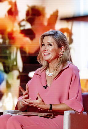 09-07-2020 Hilversum Queen Máxima during the presentation of the online announcement with this year s ceremony is Buddies Are You Together (Maatjes ben je Samen) of the winners of the Apples of Orange of the Orange Fund at Studio 47 in Hilversum. Three congratulatory teams handed out the prizes to the winners on location. Winners were Villa Pinedo from Amsterdam, Bedrijf & Samenleving from Haarlem and SOVEE from Amersfoort Due to the measures concerning the corona virus, the traditional presentation could not take place. The prizes are awarded to three initiatives that link volunteers for a longer period of time to people who can use extra help. The prize consists of a bronze statue and a sum of 15,000 euros.  Copyright: xx