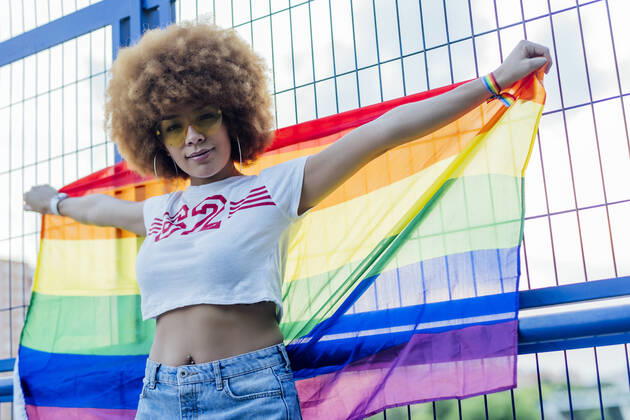 IMAGO Creative: Pride Month 2022, Engagement der Jugendlichen woman holding her gay pride flag on a bridge Madrid, Community of Madrid, Spain CR_IVAR200703-442655-01 ,model released, Symbolfoto